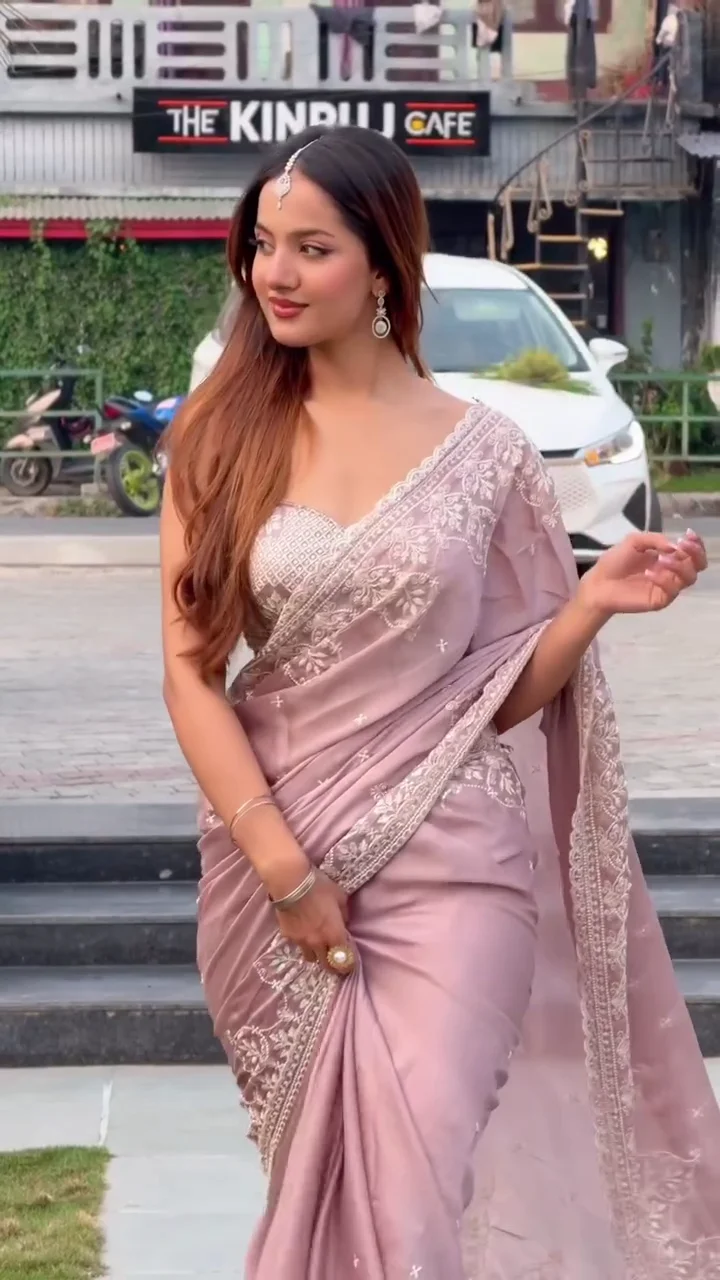 Elegant Mauve Saree – Grace in Every Drape